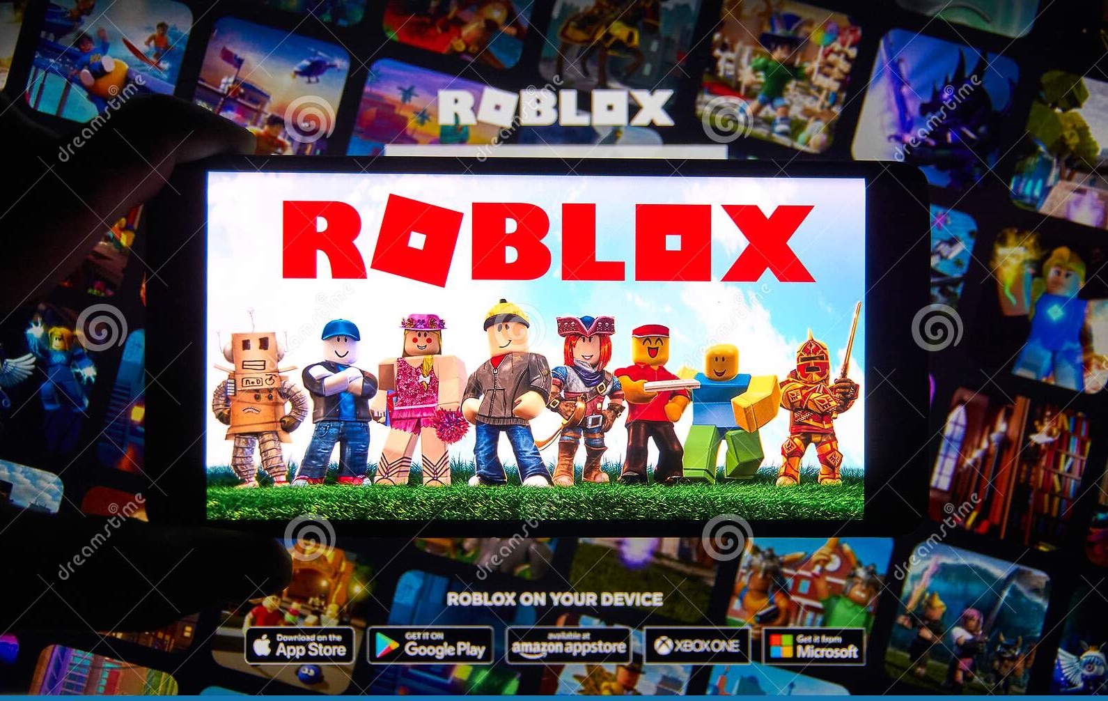 Roblox es una plataforma de juegos en línea y un sistema de creación de  juegos. Permite a los usuarios programar juegos y jugar juegos creados por  otros usuarios Fotografía de stock 